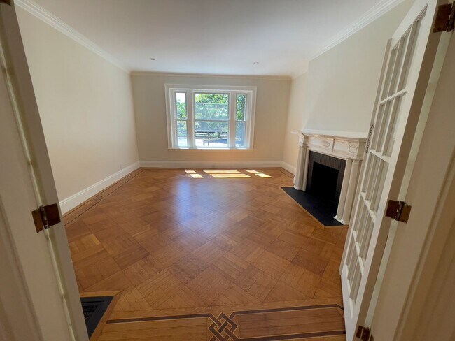 Foto del edificio - STUNNING 4 BED/3 BATH TOWNHOUSE ON BEACON ST.