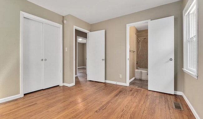 Building Photo - 3917 Village Dr