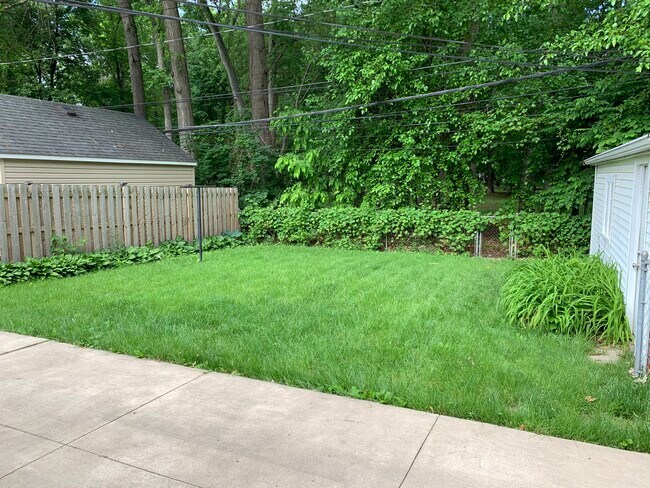 Building Photo - 3215 Sylvan Dr