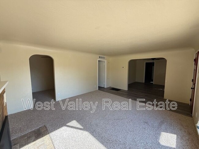 Building Photo - 334 B St