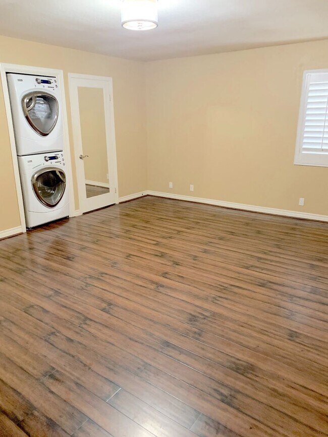 Foto del edificio - STEPS TO BEACH!! Across From Pier Plaza in...