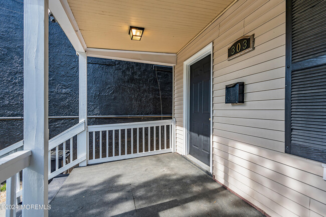 Building Photo - 303 Comstock St