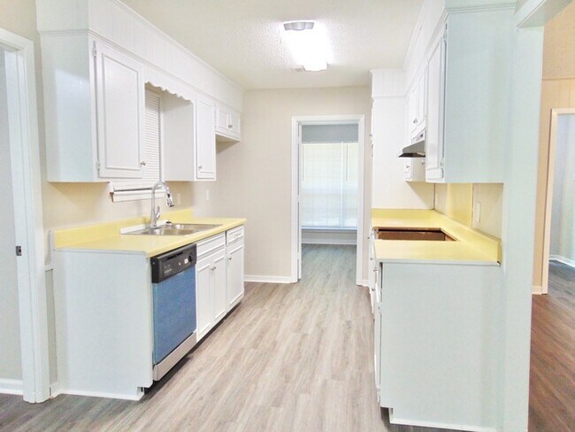 Foto del edificio - Beautiful Home for Lease! (Available for HUD)