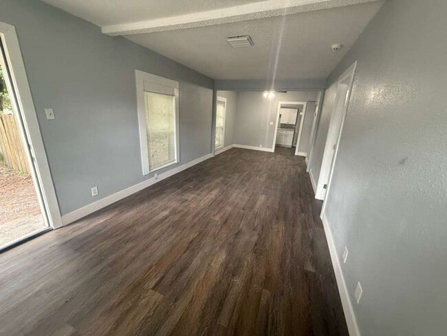 Building Photo - Freshly renovated 3/1 home!