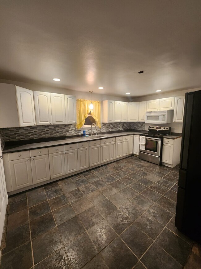 Kitchen - 457 Lincoln Ave