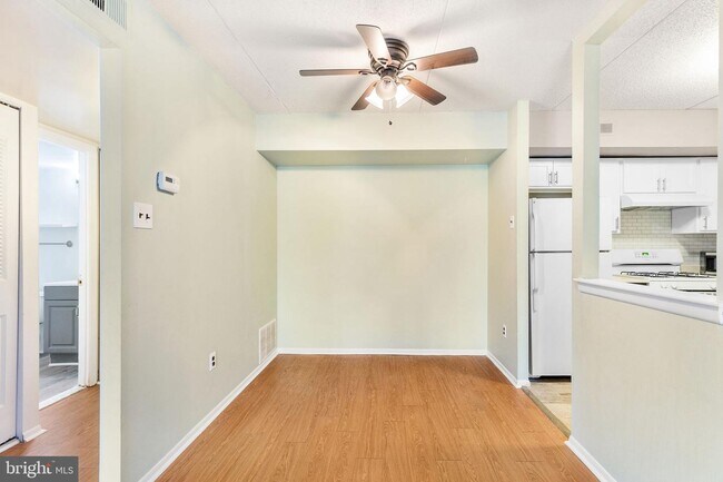 Building Photo - 6215 Hilltop Dr