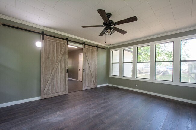 Building Photo - 1811 Linda Ln