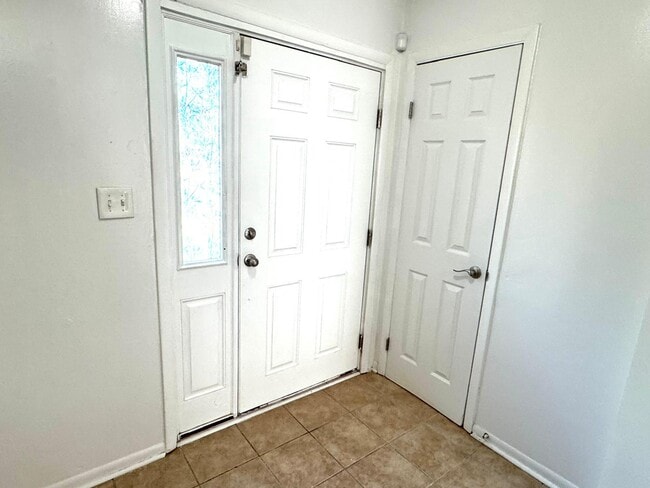 Building Photo - 725 Alder Cir