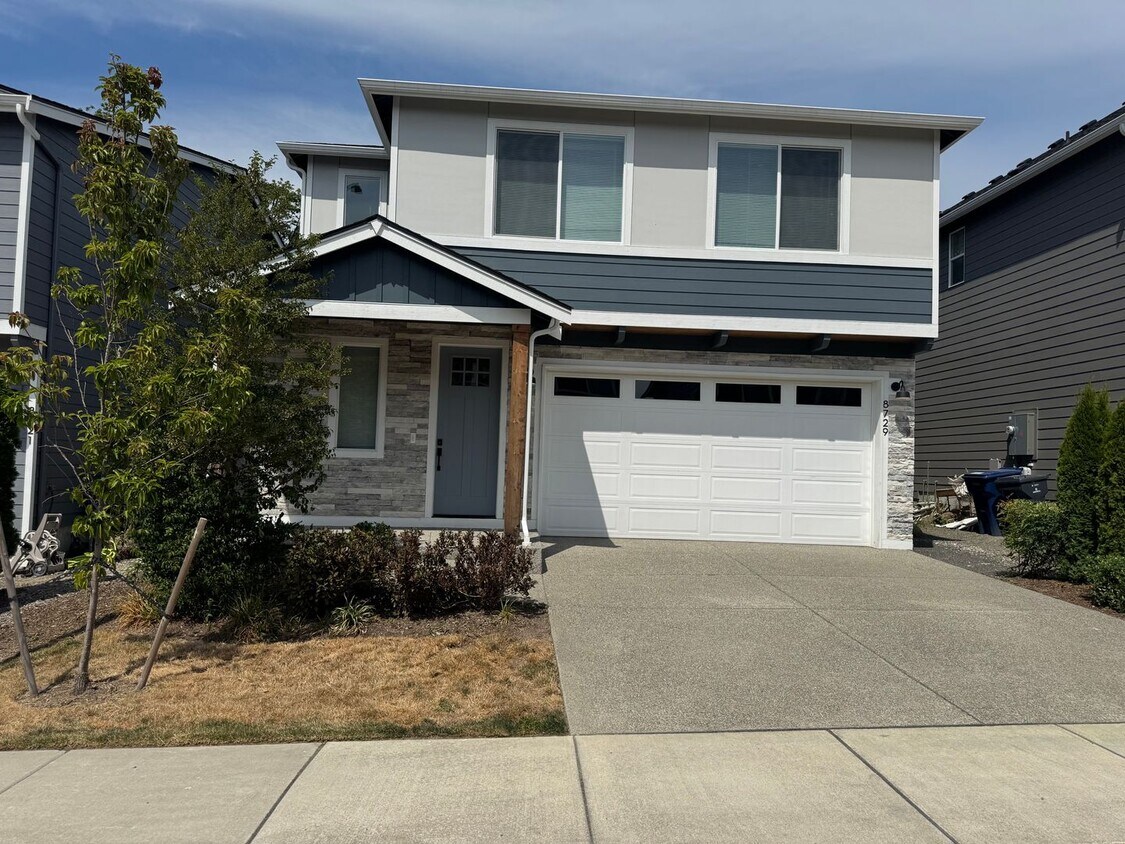 Foto principal - Like New 2022 Built 5 bedroom home