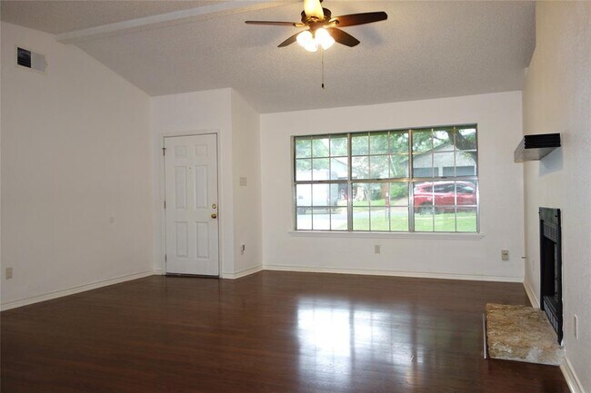 Foto del edificio - 7014 Riverton Dr