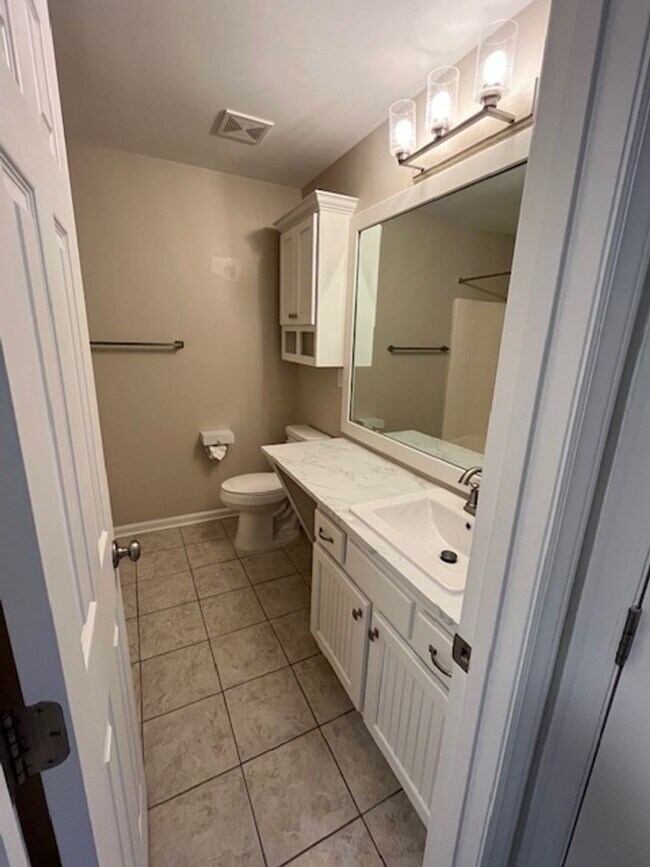 Building Photo - 2 Bedroom 1 Bath Upstairs Condo with MANY upgrades in Hunters Chase