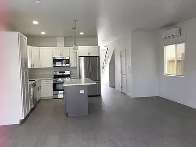 Building Photo - Spacious San Diego Home!
