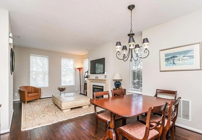 Foto del edificio - Coming Soon – 3BR/4BA End-Unit Townhome wi...