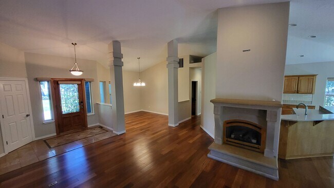 Foto del edificio - 3 Bed 2.5 Bath Single Level 3 Car Garage