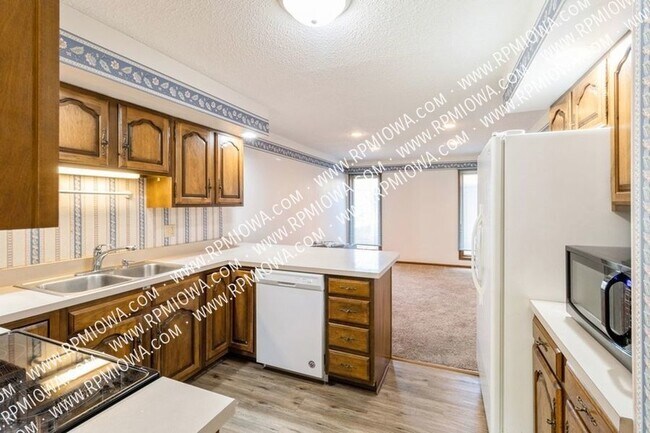 Building Photo - AMAZING LOCATION!! 3 Bedroom and 2.5 Bathr...