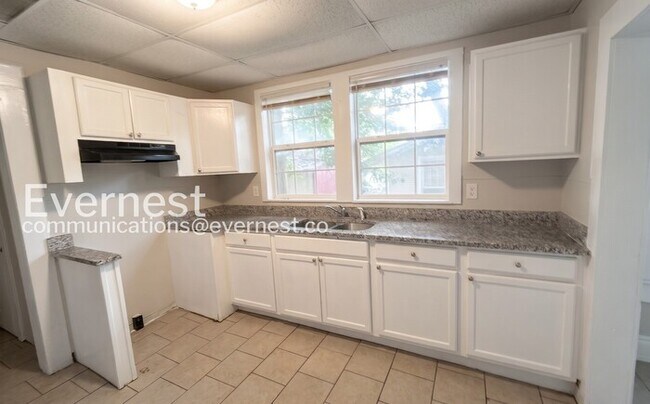Building Photo - 4Bed/2Bath/Available Now!