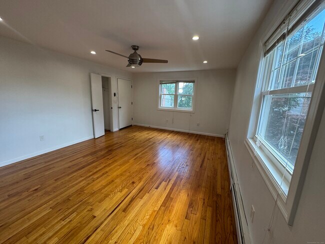 Building Photo - 294 Robin St