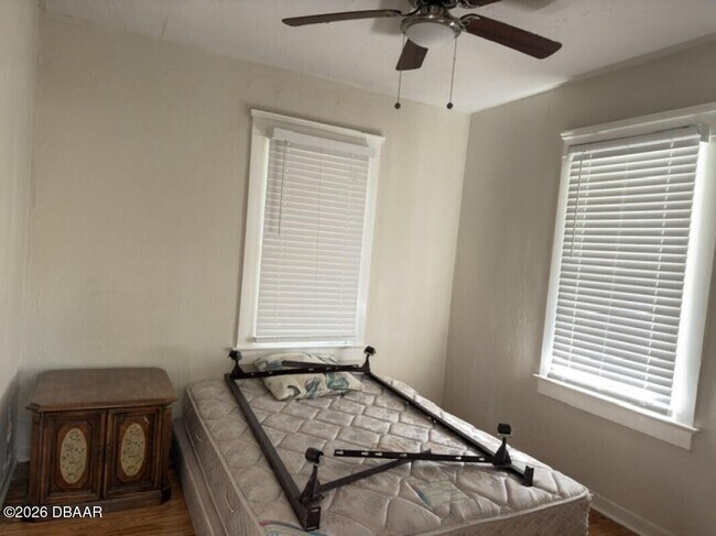Foto del edificio - 221 N Oleander Ave