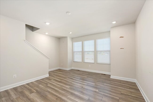 Building Photo - Attractive Townhouse in Plantation Lakes (...