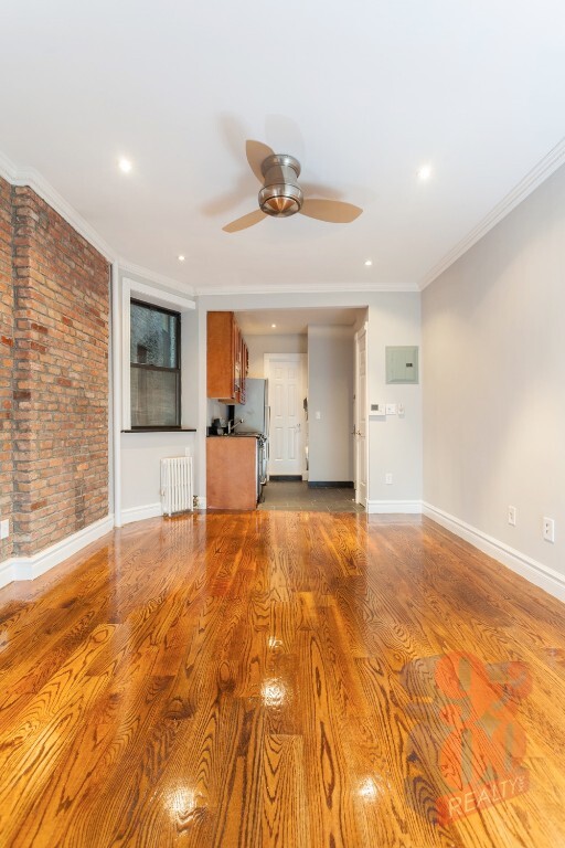 Primary Photo - 380 E 10th St