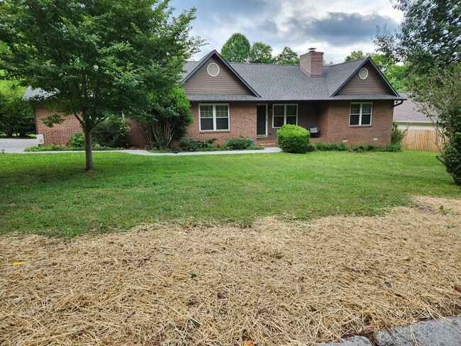 Building Photo - 3232 Fairoaks Dr