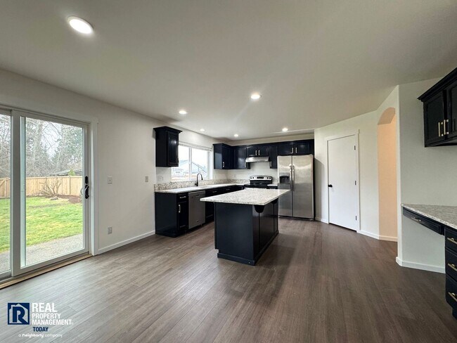 Building Photo - Spacious 3-Bedroom Home with Vaulted Ceilings, Fenced Yard & 2-Car Garage in Puyallup!!