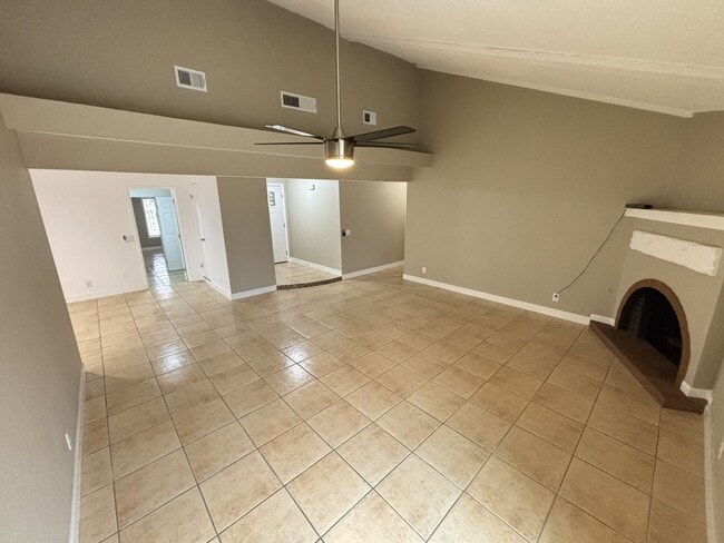 Foto del edificio - Newly Renovated 3bed/3Bath W/ private studio located in E. Las Vegas