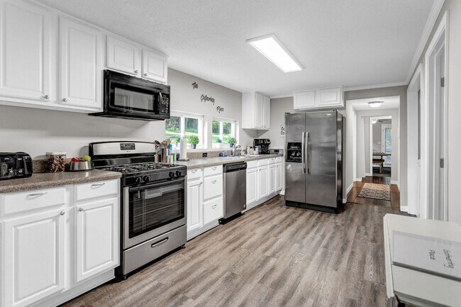 Foto del edificio - 4481 McLain Cir