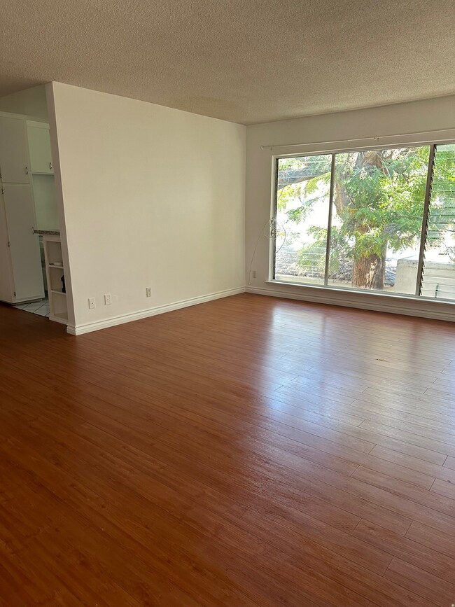 Building Photo - 852 Lorraine Blvd