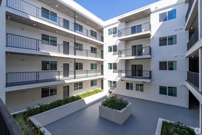 Foto del edificio - 14825 Delano St
