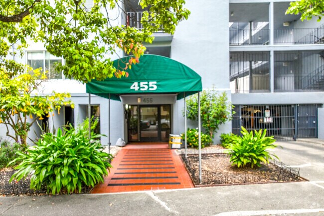 Building Entrance - 455 Crescent St Condominiums