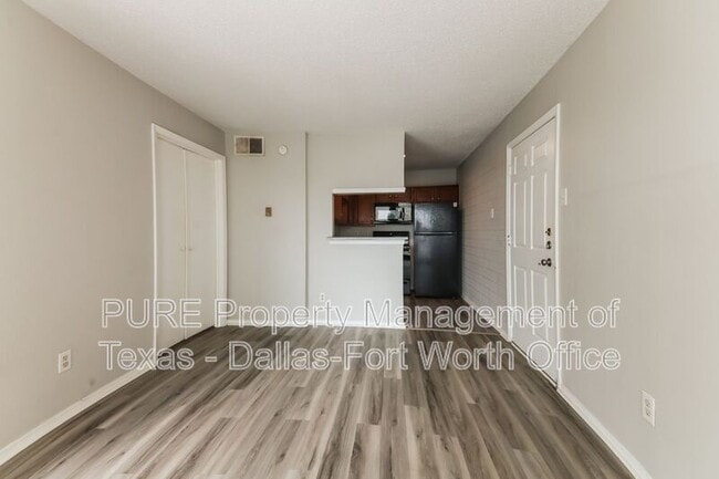 Building Photo - 18333 Roehampton Dr