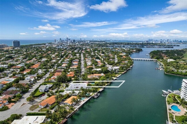Foto del edificio - 9250 Bay Dr