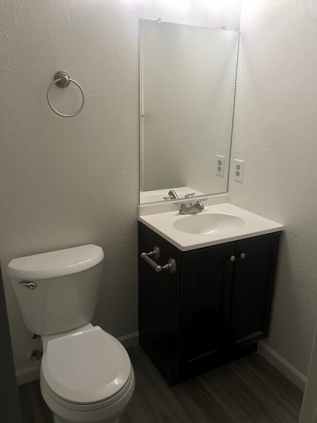 Foto del edificio - 1366 E Oak Ave
