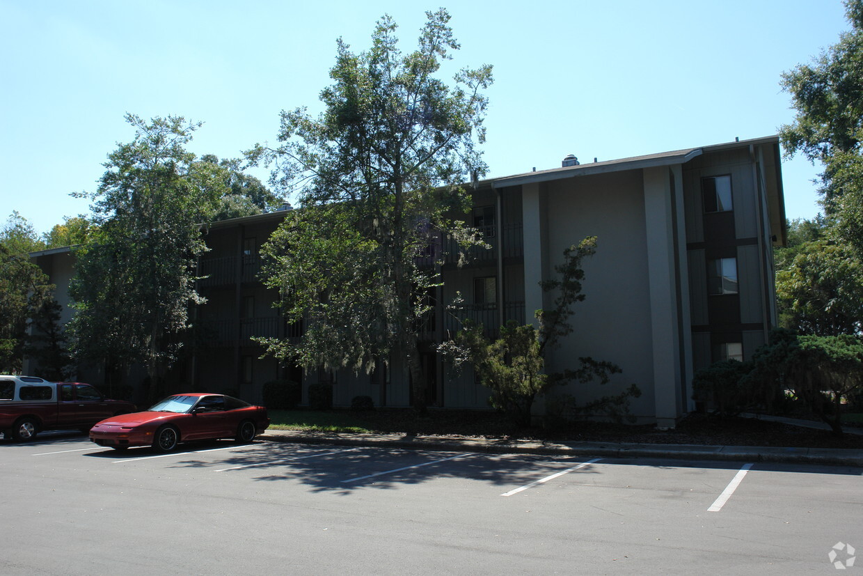 Primary Photo - The Oaks Condominium