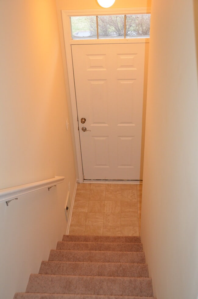 Building Photo - 474 Village Dr