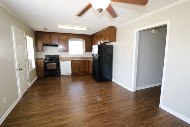 Foto del edificio - THIS IS A TRIPLEX GROUND FLOOR UNIT IN LINCOLN