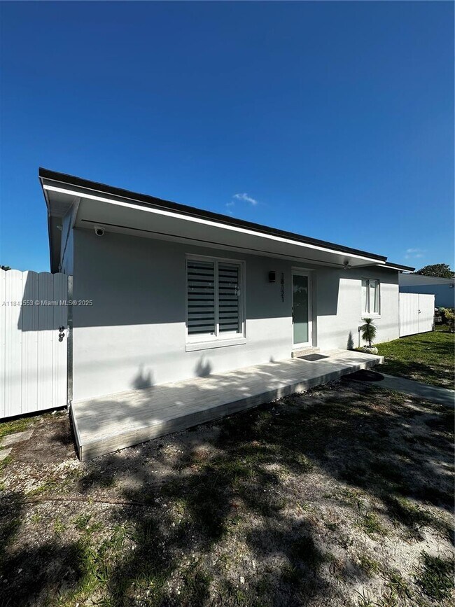 Foto del edificio - 18121 NW 32nd Ave