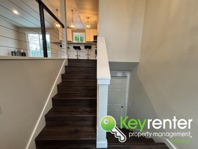 Foto del edificio - Split level 3 Bed 2 Bath Upstairs Unit with Modern Upgrades Close to JBLM!