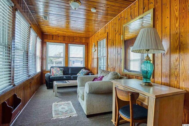 XL porch with sleeper sofa - 1512 S Ocean Blvd