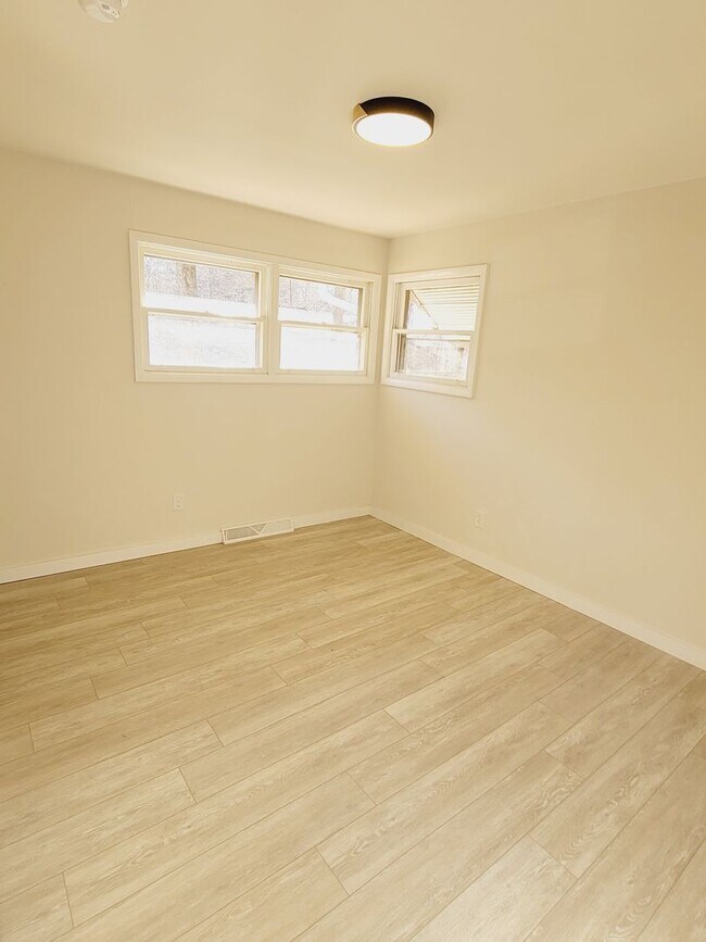 Foto del edificio - Three Bedroom Ranch Style House in Madison Heights