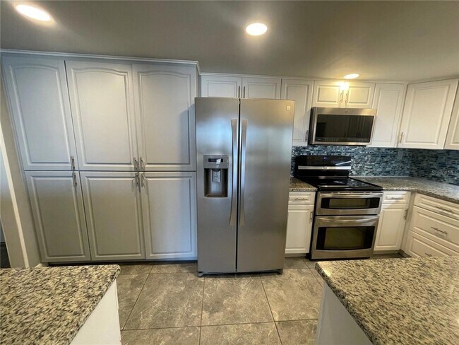 Building Photo - 400 Island Way