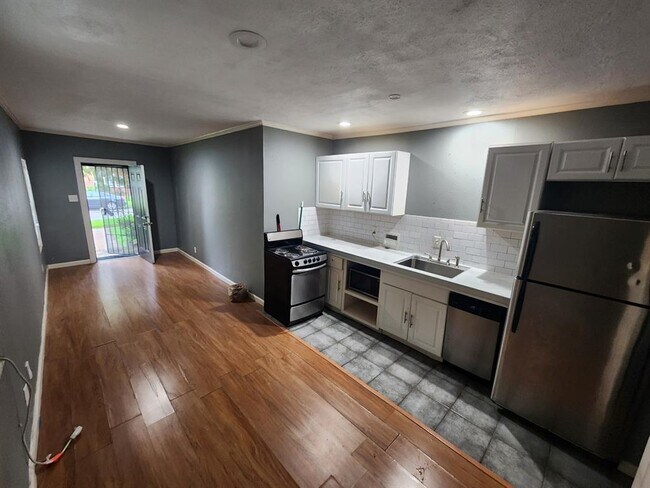 Building Photo - 2808 Truxillo St