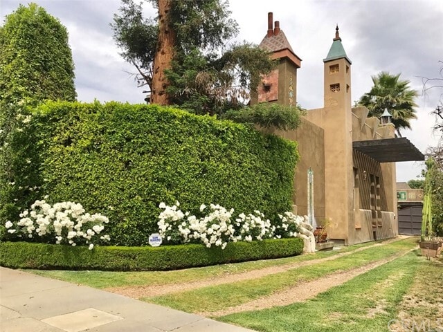 Foto del edificio - 322 S Grand Oaks Ave