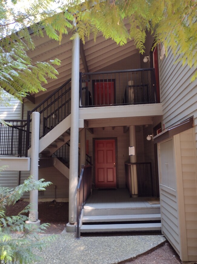 Front Entrance - 2nd Floor - 8016 145th Ave NE