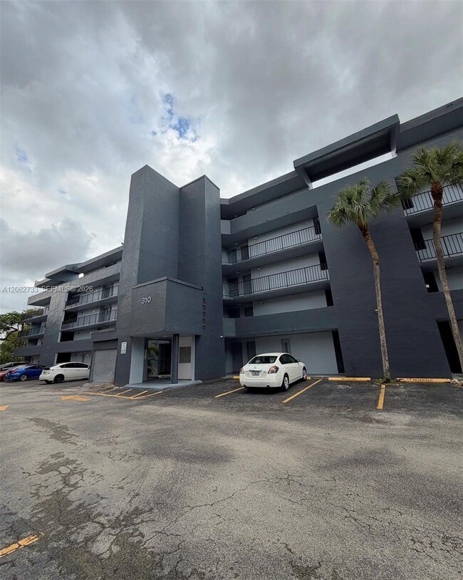 Building Photo - 310 Fontainebleau Blvd