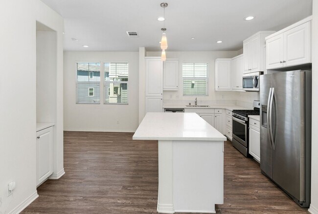 Building Photo - Available now! Beautiful 2 bedroom 2.5 bat...