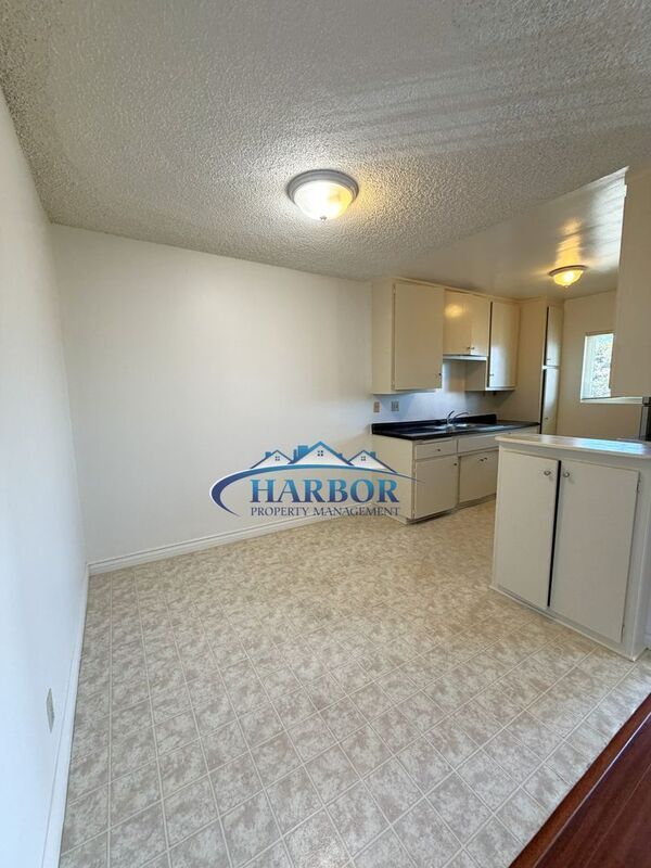 Building Photo - 15829 Denker Ave