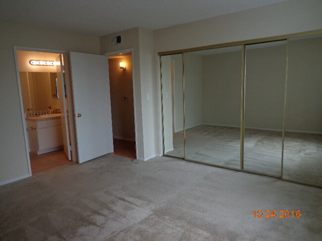 Foto del edificio - 755 N Sweetzer Ave