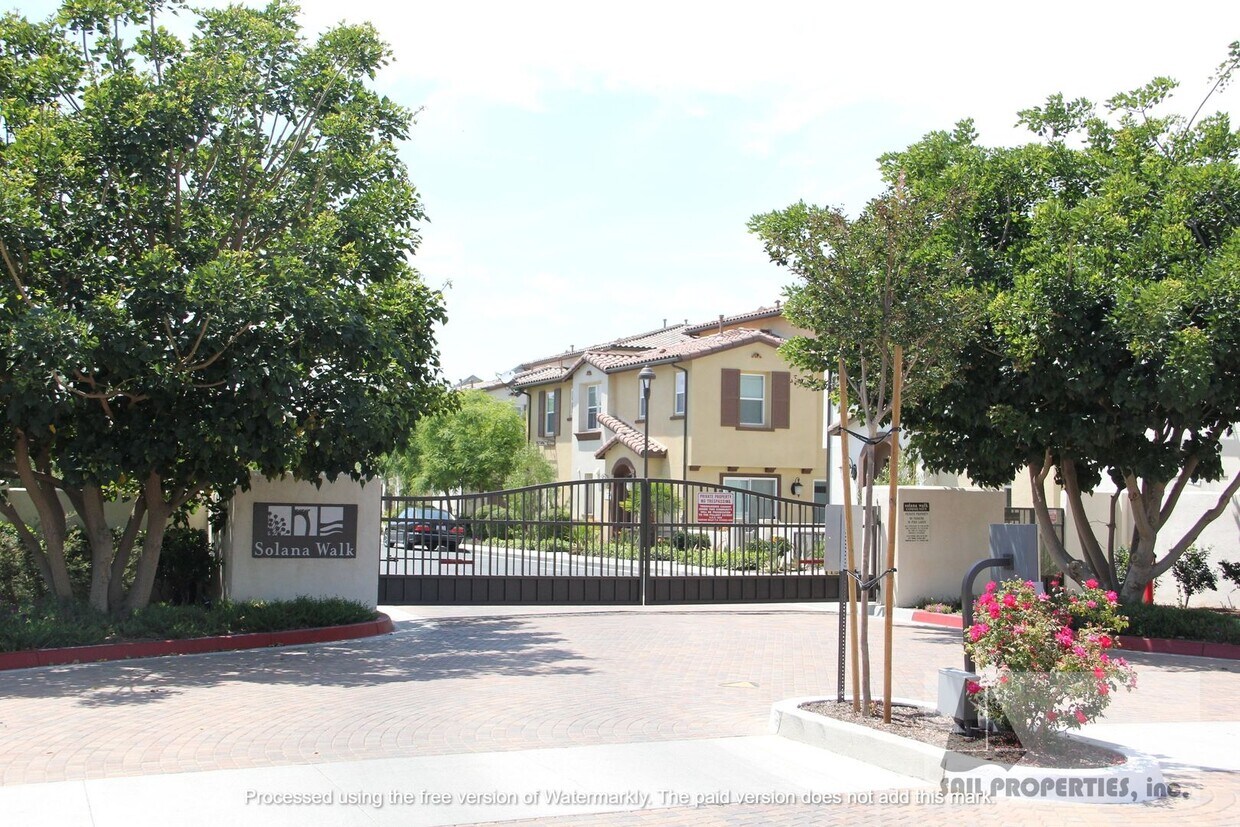 Foto principal - Beautiful Upgraded 3 Bd 3.5 Bth w/Large Bo...